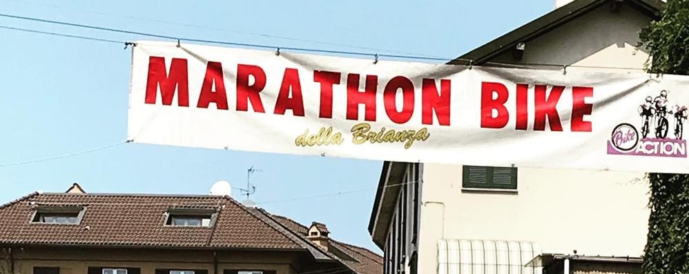 Marathon Bike della Brianza numero 30, striscione a Casatenovo