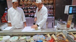 Il reparto salumi e formaggi della Coop di Monza