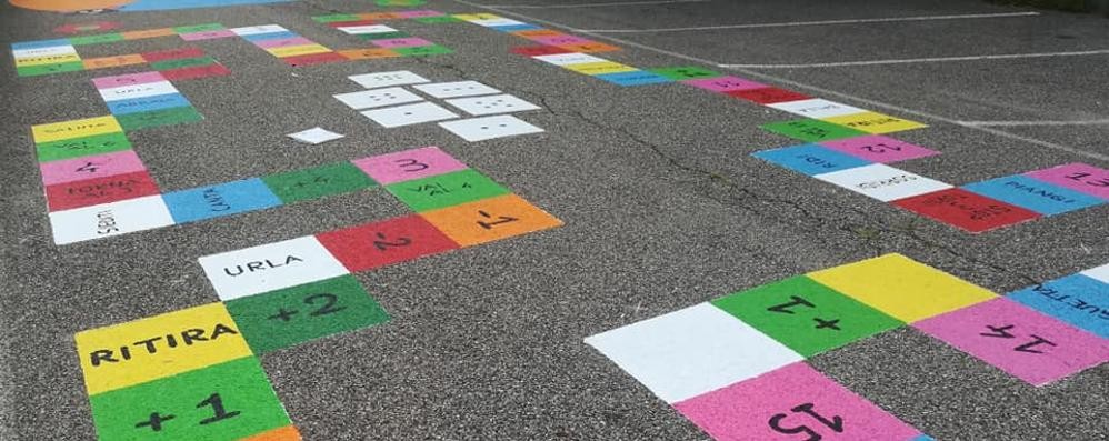 La strada scolastica di via Prati colorata dal writer Wiz Art