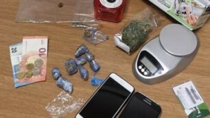 Droga e oggetti sequestrati a Desio
