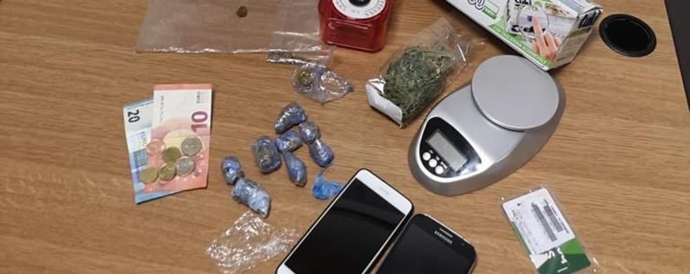 Droga e oggetti sequestrati a Desio