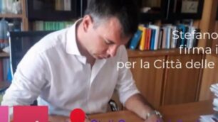 Stefano Motta firma il patto per la città delle donne