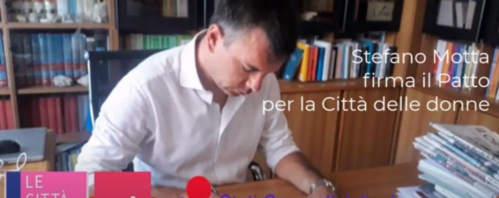 Stefano Motta firma il patto per la città delle donne