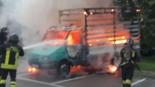 Furgone in fiamme a Limbiate (foto Vigili del fuoco)
