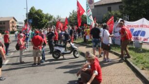 Lavoratori Gianetti Ruote davanti alla sede della provincia