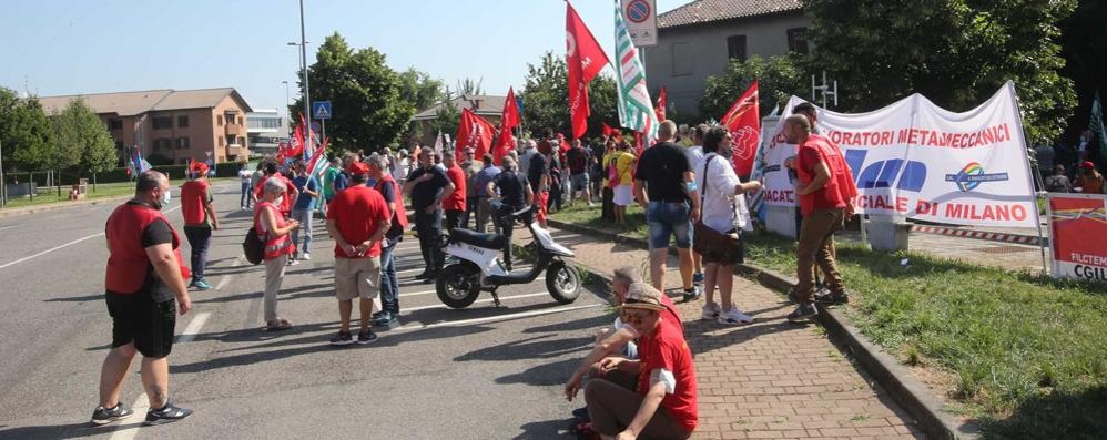 Lavoratori Gianetti Ruote davanti alla sede della provincia