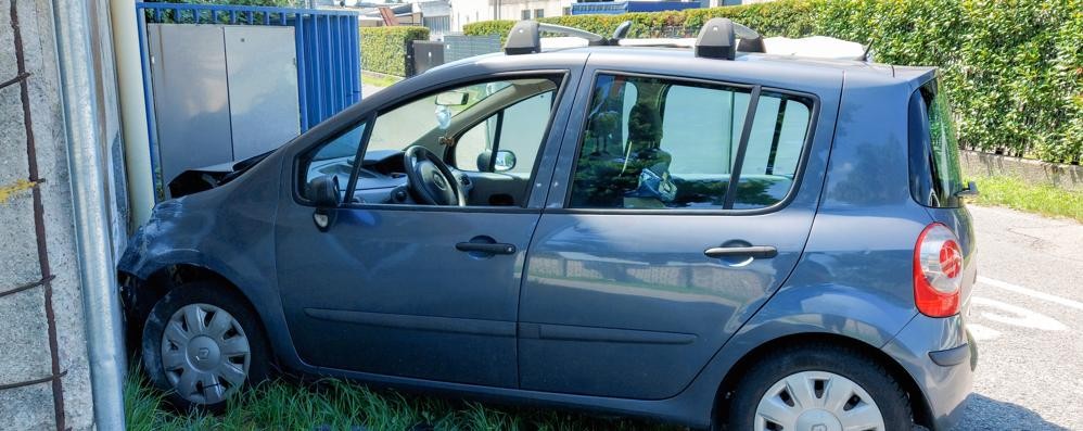 Incidente con ribaltamento a Giussano in via Toscanini all’incrocio con via Pascoli