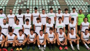 I trenta giocatori del Vis Nova che da lunedì mattina hanno iniziato la preparazione al centro sportivo Stefano Borgonovo agli ordini del nuovo allenatore Marco Caddeo ( foto Volonterio)