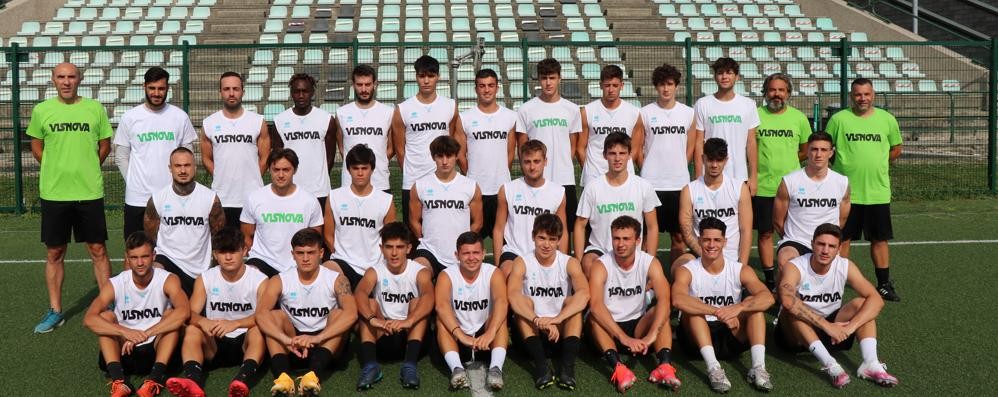 I trenta giocatori del Vis Nova che da lunedì mattina hanno iniziato la preparazione al centro sportivo Stefano Borgonovo agli ordini del nuovo allenatore Marco Caddeo ( foto Volonterio)