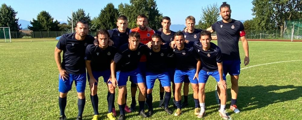 La squadra del Seregno scesa in campo contro il Milan Primavera: nella fila dietro, da sinistra. abbiamo Galeotafiore, Fumagalli, Vitale, Raggio Garibaldi e Borghese. In quella davanti, da sinistra. Gentile, Solcia, Invernizzi, Gemignani, Cortesi e St Clair