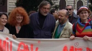 Gino Strada, al centro, insieme ai volontari brianzoli durante una manifestazione