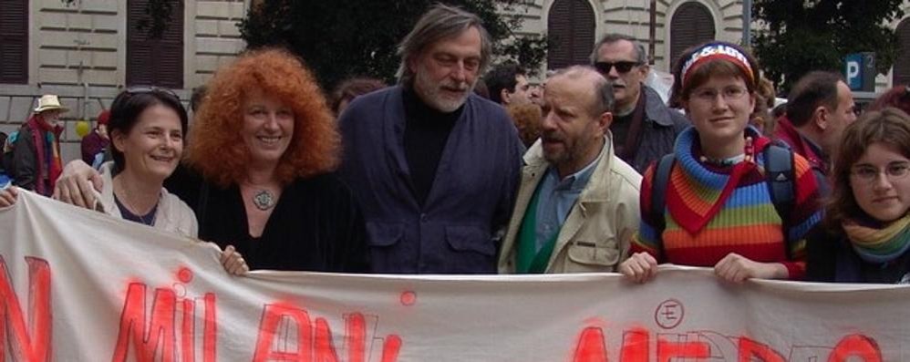 Gino Strada, al centro, insieme ai volontari brianzoli durante una manifestazione