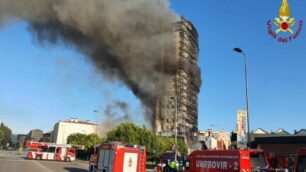 Incendio a Milano, brucia un grattacielo