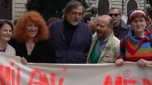 Roma manifestazione nazionale contro la guerra in Iraq marzo 2004 Antonio Chiodo Gino Strada e Teresa Sarti. Lo striscione e del gruppo di Emergency dell'Istituto Don Milani di Meda