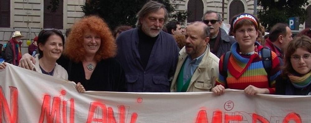 Roma manifestazione nazionale contro la guerra in Iraq marzo 2004 Antonio Chiodo Gino Strada e Teresa Sarti. Lo striscione e del gruppo di Emergency dell'Istituto Don Milani di Meda