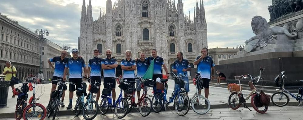 La partenza da piazza Duomo a Milano