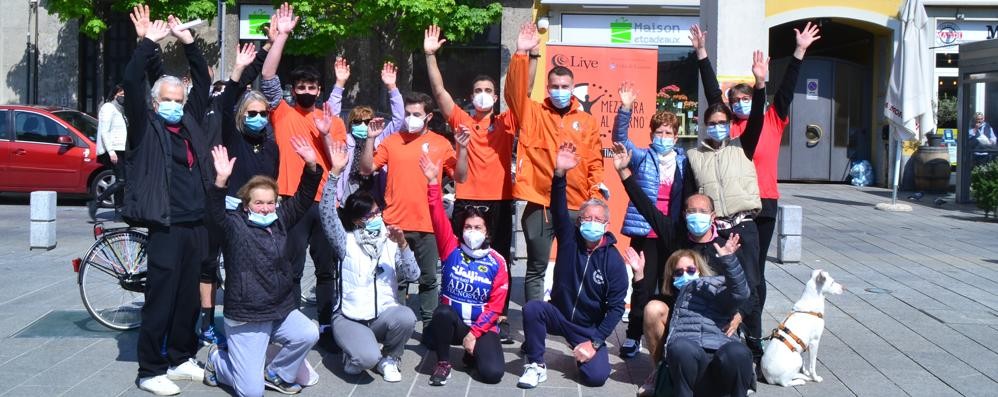 Alcuni partecipanti alla ginnastica in piazza