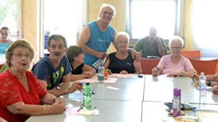Attività di Ferragosto al Centro “Colori della vita” due anni fa. Ora ci vorrà il Green pass