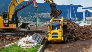 Como lavori di pulizia del lago a Como dopo il maltempo