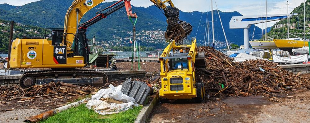 Como lavori di pulizia del lago a Como dopo il maltempo