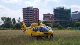 PADERNO: l'elicottero è atterrato nei terreni agricoli al confine per i soccorsi a una bambina di Cusano colta da malore