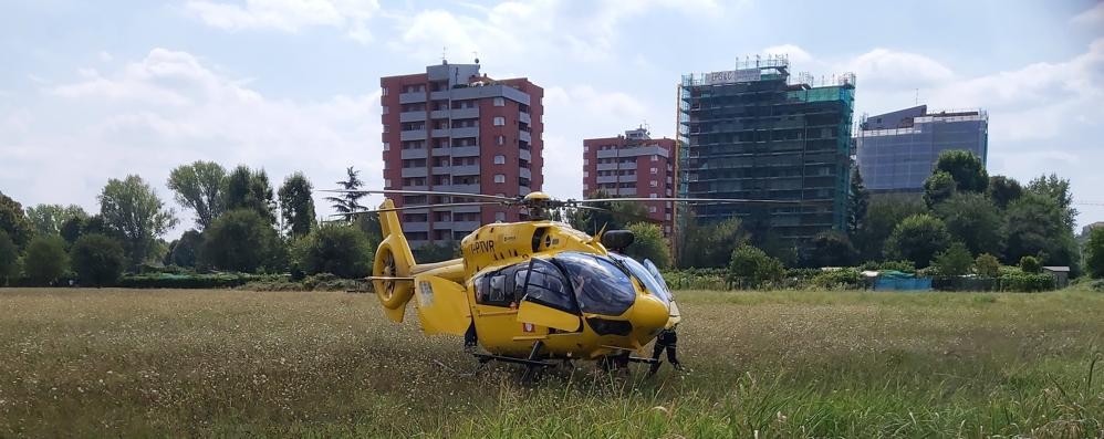 PADERNO: l'elicottero è atterrato nei terreni agricoli al confine per i soccorsi a una bambina di Cusano colta da malore