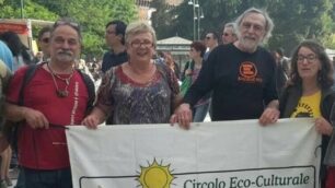 Una delegazione dell'Associazione La Meridiana di Paderno con Gino Strada al Castello Sforzesco di Milano