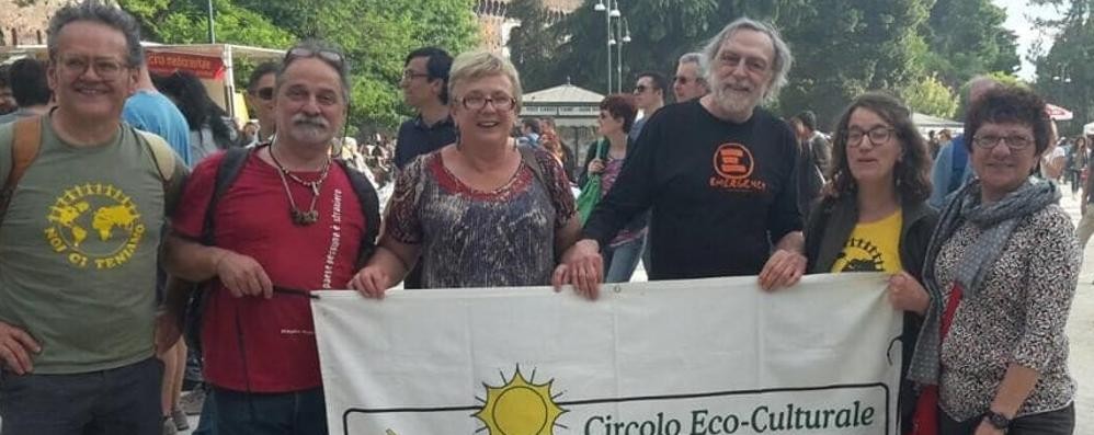 Una delegazione dell'Associazione La Meridiana di Paderno con Gino Strada al Castello Sforzesco di Milano