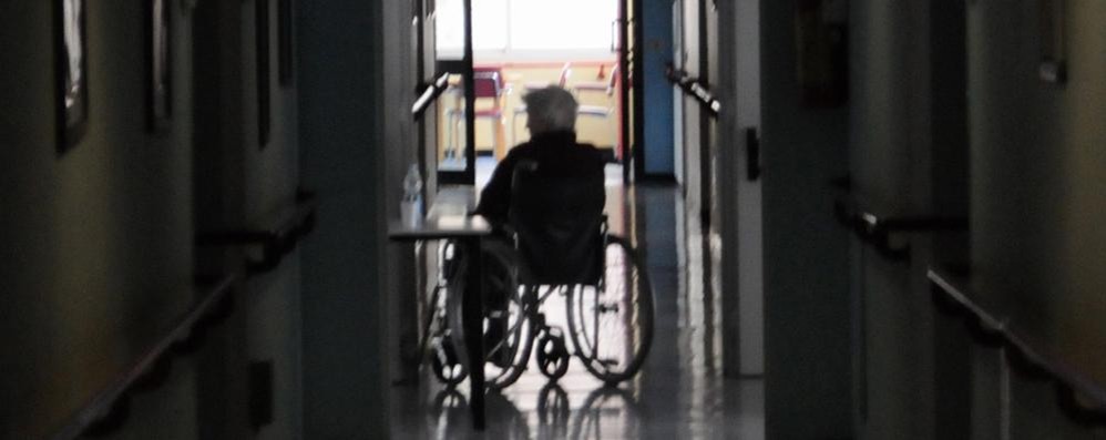 Una anziana in una casa di riposo