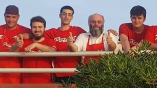 Nico Acampora, al centro, insieme a un gruppo di ragazzi di PizzAut