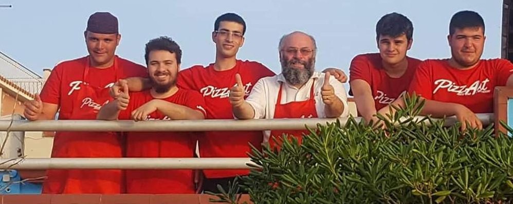 Nico Acampora, al centro, insieme a un gruppo di ragazzi di PizzAut