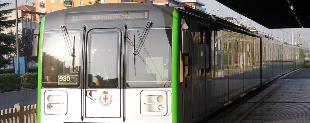 Un treno della linea verde della metropolitana milanese