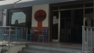 Il bar di via Cadorna a Birago da cui il rapinatore è scappato con il registratore di cassa