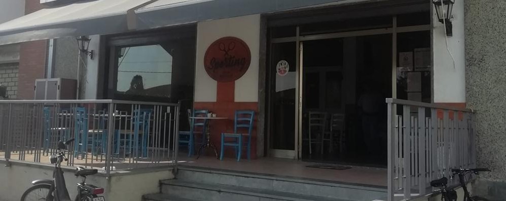 Il bar di via Cadorna a Birago da cui il rapinatore è scappato con il registratore di cassa