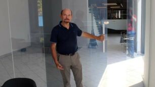 Maurilio Paci davanti al vetro trasparente