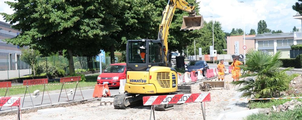 Maestranze al lavoro per ridurre il grande spartitraffico e la carregiata (foto Volonterio)