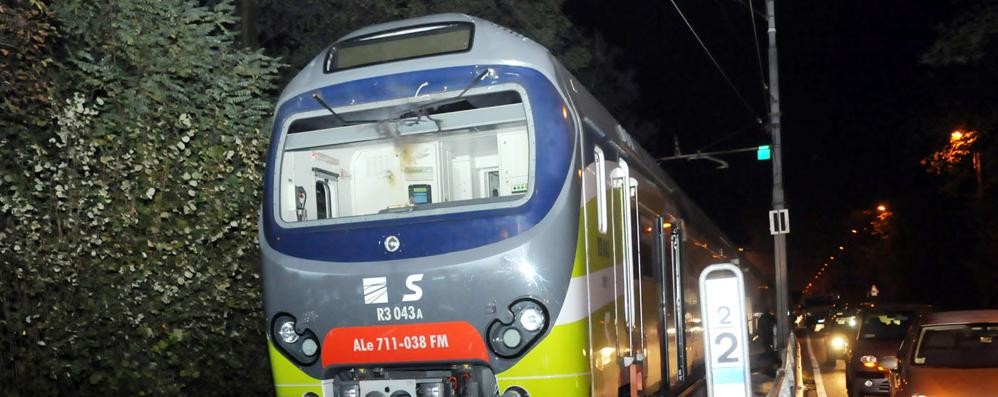 Treno di passaggio a Seveso