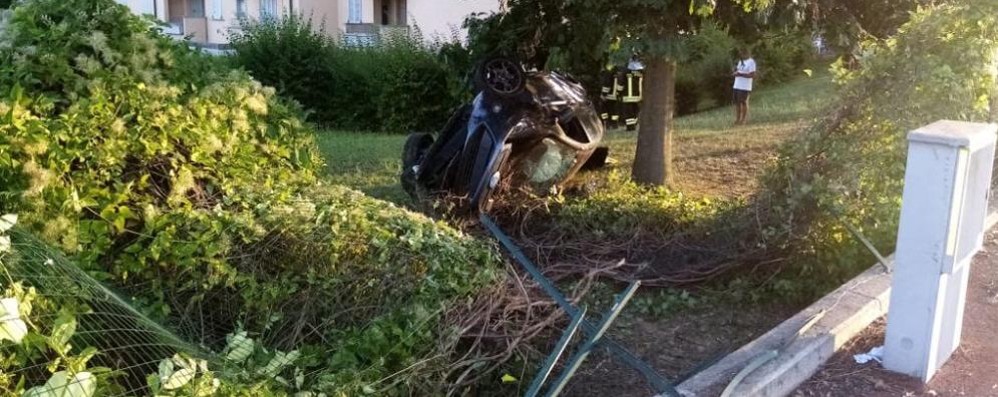 La recinzione sfondata e l’auto ribaltata all’interno del giardino
