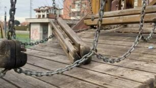 Un esempio di danenggiamento da parte dei vandali l’anno scorso. Gli episodi si sono ripetuti I