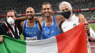 Il presidente del Coni Giovanni Malagò e il presidente della Federazione italiana di atletica leggera Stefano Mei con Marcell Jacobs e Gianmarco Tamberi