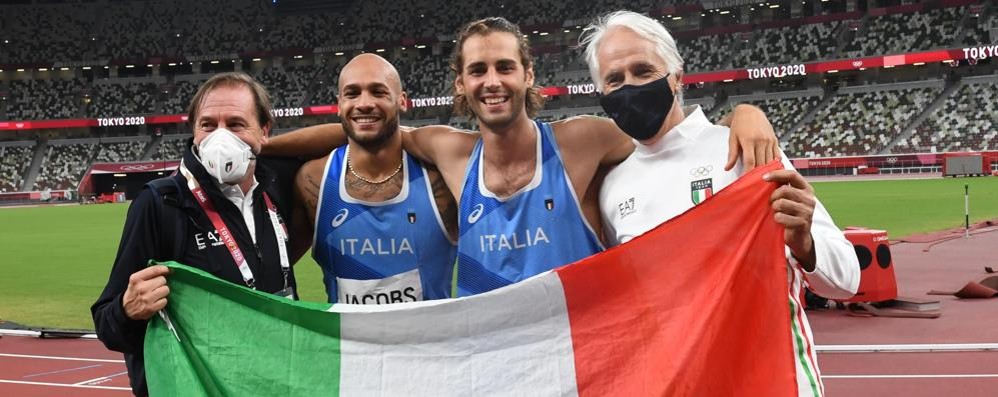 Il presidente del Coni Giovanni Malagò e il presidente della Federazione italiana di atletica leggera Stefano Mei con Marcell Jacobs e Gianmarco Tamberi