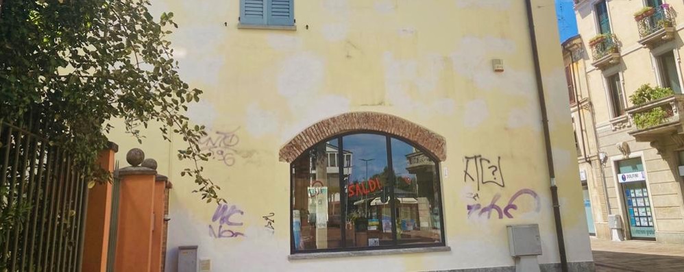 Villasanta quadri rimossi via Confalonieri