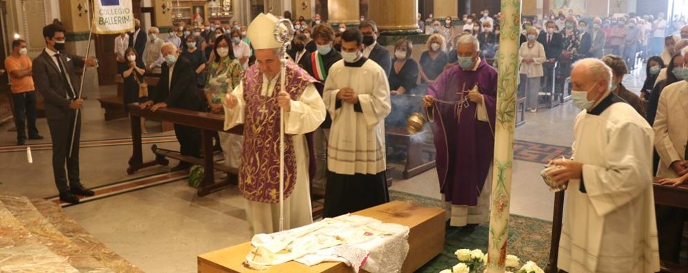 La benedizione della salma da parte dell'arcivescovo monsignor Bertoldi (foto Volonterio)