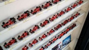 Villasanta, la  mostra dei modellini Ferrari all’edicola Donzelli