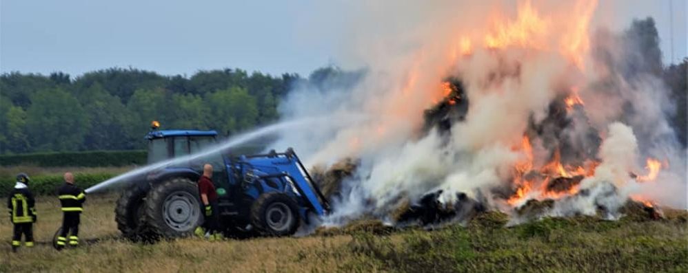 Agrate incendio balle fieno