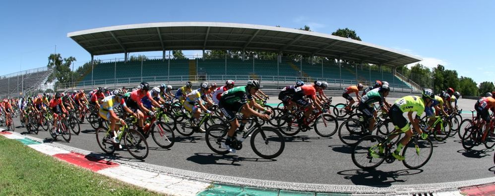 Ciclisti all’autodromo d Monza