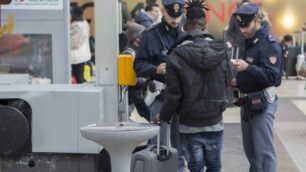 Polizia di stato in stazione