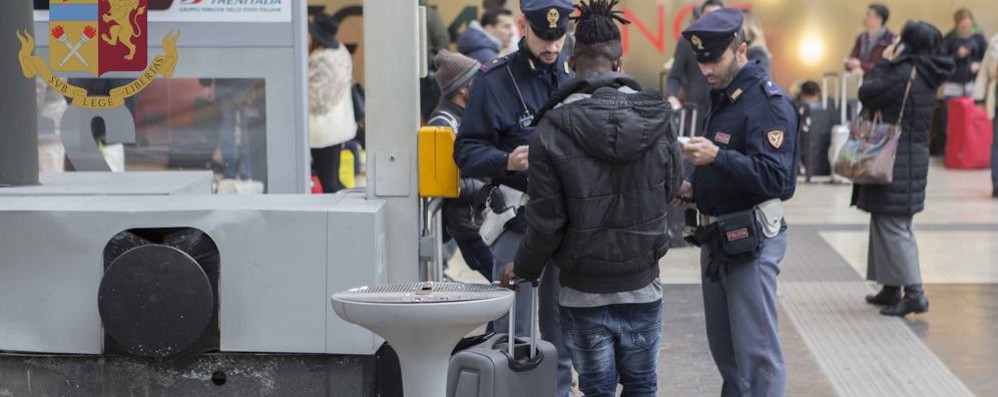 Polizia di stato in stazione