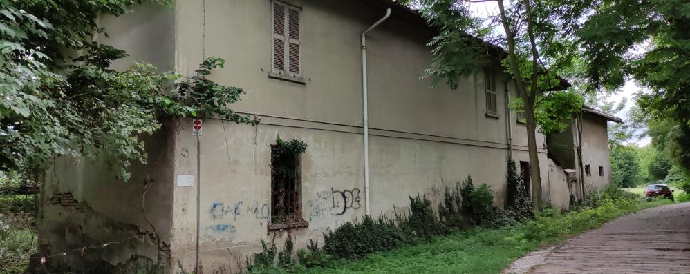 La cascina detta dei Pelucchi vista da via Como