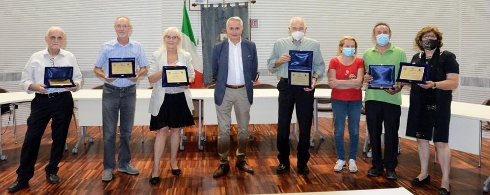 Foto dalla pagina Facebook degli amici della storia della Brianza da sinistra: Mauro Carzaniga, Domenico Carozzi, Marta Mondonico, Silvio Brienza (Presidente), Gianfranco Tornaghi, Carlo Brambilla con la sorella, Rina Del Pero.